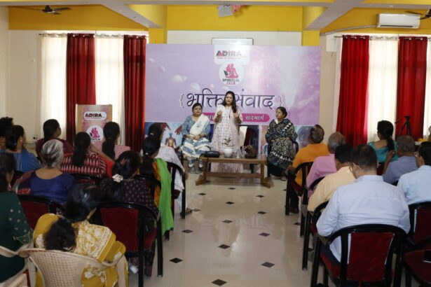 लखनऊ भक्ति संवाद कार्यक्रम में धर्म और आध्यात्म पर मार्गदर्शन देते अतिथि