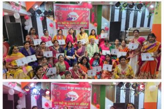 महिलाएं और बच्चे पारंपरिक परिधानों में डांडिया खेलते हुए, नवरात्रि उत्सव के दौरान रंग-बिरंगी छड़ियों के साथ नृत्य करते हुए।