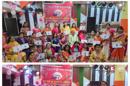 महिलाएं और बच्चे पारंपरिक परिधानों में डांडिया खेलते हुए, नवरात्रि उत्सव के दौरान रंग-बिरंगी छड़ियों के साथ नृत्य करते हुए।