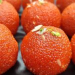 घर पर बने नरम और दानेदार मोतीचूर के लड्डू – आसान रेसिपी, बेसन और देसी घी से तैयार किए गए स्वादिष्ट भारतीय मिठाई