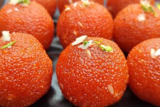 घर पर बने नरम और दानेदार मोतीचूर के लड्डू – आसान रेसिपी, बेसन और देसी घी से तैयार किए गए स्वादिष्ट भारतीय मिठाई