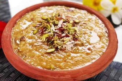 छठ खरना 2025 पर गुड़ की खीर बनाते हुए महिला, मिट्टी के चूल्हे पर प्रसाद तैयार करते हुए दृश्य