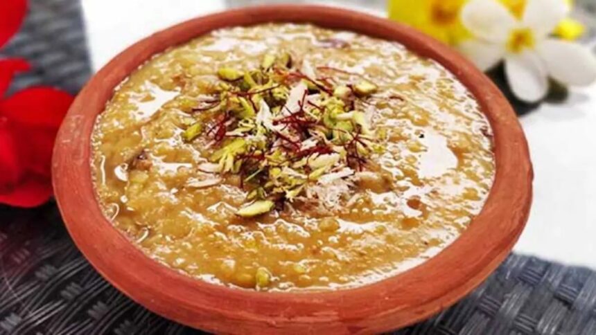 छठ खरना 2025 पर गुड़ की खीर बनाते हुए महिला, मिट्टी के चूल्हे पर प्रसाद तैयार करते हुए दृश्य