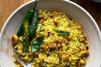 नींबू वाला चावल प्लेट में तैयार, ऊपर से काजू और हरी मिर्च से सजाया हुआ