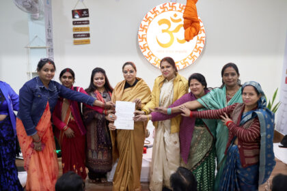 सिक्स सेंस योगा स्टूडियो, गोमतीनगर में विश्व मांगल्य सभा एवं अदीरा स्पिरिचुअल क्लब द्वारा आयोजित मेडिटेशन और नवाचार सत्र का दृश्य।