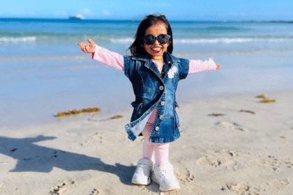 जन्मदिन के अवसर पर मुस्कुराती हुई ज्योति आमगे, दुनिया की सबसे छोटी महिला और गिनीज वर्ल्ड रिकॉर्ड धारक