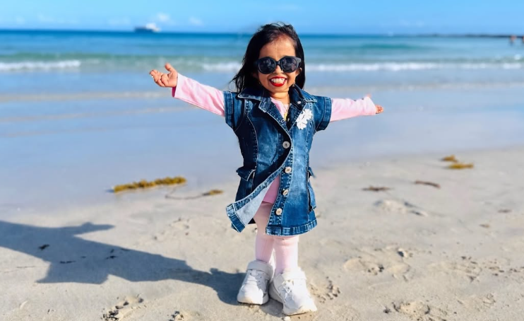 जन्मदिन के अवसर पर मुस्कुराती हुई ज्योति आमगे, दुनिया की सबसे छोटी महिला और गिनीज वर्ल्ड रिकॉर्ड धारक