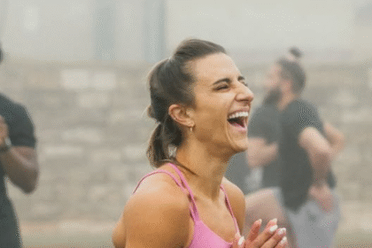 छुट्टियों में फिटनेस बनाए रखने के लिए स्ट्रेंथ ट्रेनिंग और संतुलित जीवनशैली का अभ्यास करती महिला