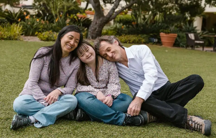 विकलांग बच्चे के साथ परिवार की यात्रा, होटल में पहुँच और सुविधाओं का आनंद लेते हुए, माता-पिता और बच्चे की मुस्कान