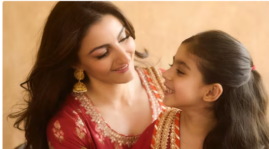 सोहा अली खान अपनी बेटी इनाया के साथ खेलती हुई