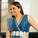 सेलिब्रिटी साड़ी ड्रेपर डॉली जैन कांजीवरम और बनारसी साड़ियों को सही तरीके से स्टोर करने की जानकारी देती हुई