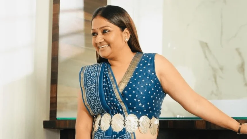 सेलिब्रिटी साड़ी ड्रेपर डॉली जैन कांजीवरम और बनारसी साड़ियों को सही तरीके से स्टोर करने की जानकारी देती हुई