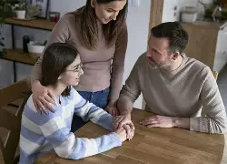 Teenage बच्चा अपने भावनाओं को पहचानते हुए, माता-पिता के साथ संवाद कर रहा है, और उन्हें गुस्सा, तनाव या निराशा जैसे सही नाम दे रहा है।