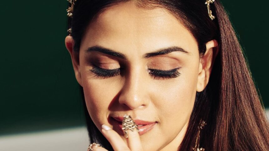 जेनलिया डी’सूजा मिनिमल फ्लोरल आइवरी साड़ी और हल्की गोल्ड डिटेलिंग के साथ स्टाइलिश लुक में