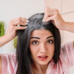 आंवला, करी पत्ते, प्याज और नारियल के तेल जैसी जड़ी-बूटियाँ और तेल, जो बालों के प्राकृतिक रंग को बहाल करने में मदद करते हैं।