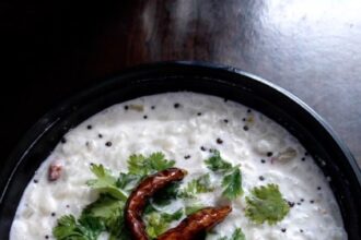 ताज़ा दही और पके हुए चावल से बनी क्रीमी दही-चावल डिश, ऊपर गर्म तड़के में राई, करी पत्ता, हरी मिर्च और हींग डाला हुआ—5 मिनट में बनने वाला हल्का और पौष्टिक भारतीय डिनर।