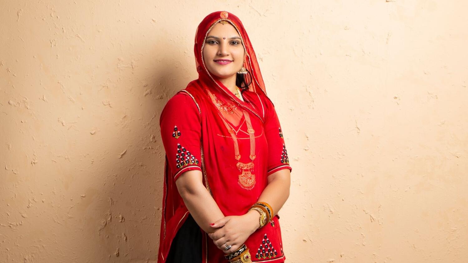 Ruma Devi अपने गाँव की महिलाओं को सिलाई और हस्तशिल्प सिखाती हुई, आर्थिक और सामाजिक सशक्तिकरण की मिसाल।