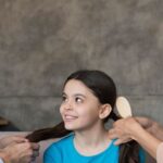 माता-पिता बच्चे से प्यार और समझ के साथ बात करते हुए, बिना डांटे उसे सुनते हुए