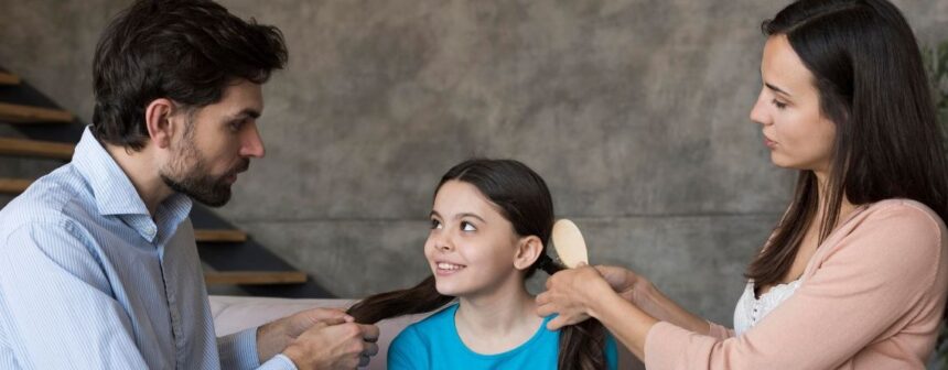 माता-पिता बच्चे से प्यार और समझ के साथ बात करते हुए, बिना डांटे उसे सुनते हुए