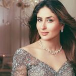 करीना कपूर खान, बॉलीवुड की हाई-पेड अभिनेत्री, मुस्कुराते हुए कैमरे की ओर देखती हुई।