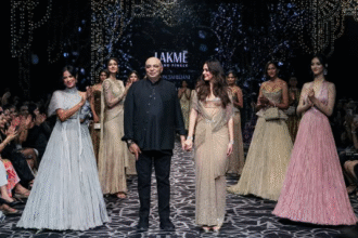 लैक्मे फैशन वीक में तरुण तहिलियानी के गोल्डन रीइमैजिन्ड साड़ी-गाउन में रैंप वॉक करतीं अभिनेत्री Aneet Padda