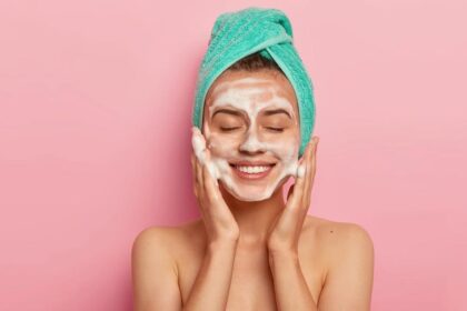 ऑफिस से आने के बाद एक महिला मेकअप और धूल साफ करते हुए नाइट स्किनकेयर रूटीन