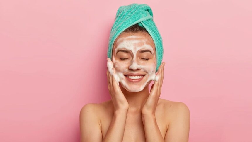 ऑफिस से आने के बाद एक महिला मेकअप और धूल साफ करते हुए नाइट स्किनकेयर रूटीन