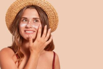 सर्दियों में धूप से बचाव के लिए सनस्क्रीन लगाती महिला