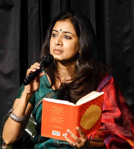 भारतीय लेखिका अरुंधति सुब्रमणियम, जिनकी कविता स्त्री अध्यात्म, भक्ति परंपरा और विद्रोही चेतना को नए सिरे से परिभाषित करती है।