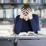 करियर के दबाव में तनावग्रस्त बच्चा, पढ़ाई और भविष्य की चिंता से जूझता हुआ, मेंटल हेल्थ पर असर दर्शाता दृश्य