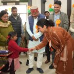 लखीमपुर में ‘डीएम की पाठशाला’ अभियान के तहत जिलाधिकारी दुर्गा शक्ति नागपाल छात्राओं को विद्यादानी पोटली वितरित करती हुईं, बेटियों के चेहरे पर उत्साह और आत्मविश्वास झलकता हुआ।