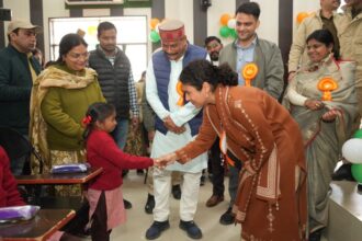 लखीमपुर में ‘डीएम की पाठशाला’ अभियान के तहत जिलाधिकारी दुर्गा शक्ति नागपाल छात्राओं को विद्यादानी पोटली वितरित करती हुईं, बेटियों के चेहरे पर उत्साह और आत्मविश्वास झलकता हुआ।