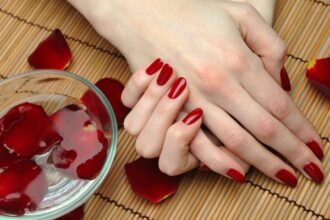 स्वस्थ और सुंदर नाखूनों वाली महिला के सजे हुए हाथ