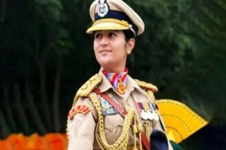 कर्तव्य पथ पर गणतंत्र दिवस परेड के दौरान CRPF की पुरुष टुकड़ी का नेतृत्व करतीं असिस्टेंट कमांडेंट सिमरन बाला