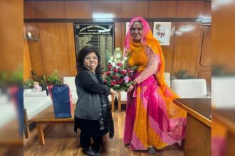 राजस्थान की ग्रामीण महिला पापू देवी अपने सोलर पावर प्लांट के ज़रिए आत्मनिर्भर बनती हुई, महिला सशक्तिकरण और नवीकरणीय ऊर्जा की प्रेरक मिसाल।