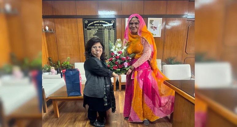 राजस्थान की ग्रामीण महिला पापू देवी अपने सोलर पावर प्लांट के ज़रिए आत्मनिर्भर बनती हुई, महिला सशक्तिकरण और नवीकरणीय ऊर्जा की प्रेरक मिसाल।