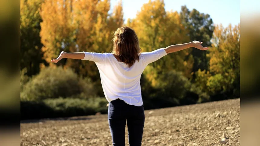 स्वस्थ और आत्मविश्वासी महिला अपनी सेहत का ध्यान रखते हुए सकारात्मक जीवन जीती हुई