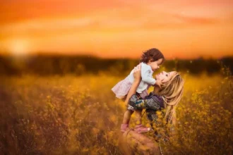 काम और मातृत्व के बीच संतुलन बनाती आत्मविश्वासी माँ, लैपटॉप पर काम करती हुई