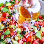 भुना हुआ भुट्टा, भीगा मूंग, मूंगफली और आम से बना स्वाद से भरपूर हेल्दी सलाद, जो प्रोटीन और फाइबर से भरपूर है