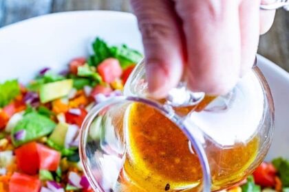 भुना हुआ भुट्टा, भीगा मूंग, मूंगफली और आम से बना स्वाद से भरपूर हेल्दी सलाद, जो प्रोटीन और फाइबर से भरपूर है