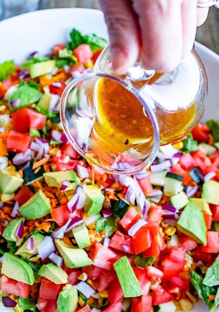 भुना हुआ भुट्टा, भीगा मूंग, मूंगफली और आम से बना स्वाद से भरपूर हेल्दी सलाद, जो प्रोटीन और फाइबर से भरपूर है