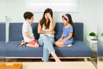 ऑफिस से लौटकर बच्चे के साथ समय बिताती एक कामकाजी माँ, काम और परिवार के बीच संतुलन दर्शाती हुई।