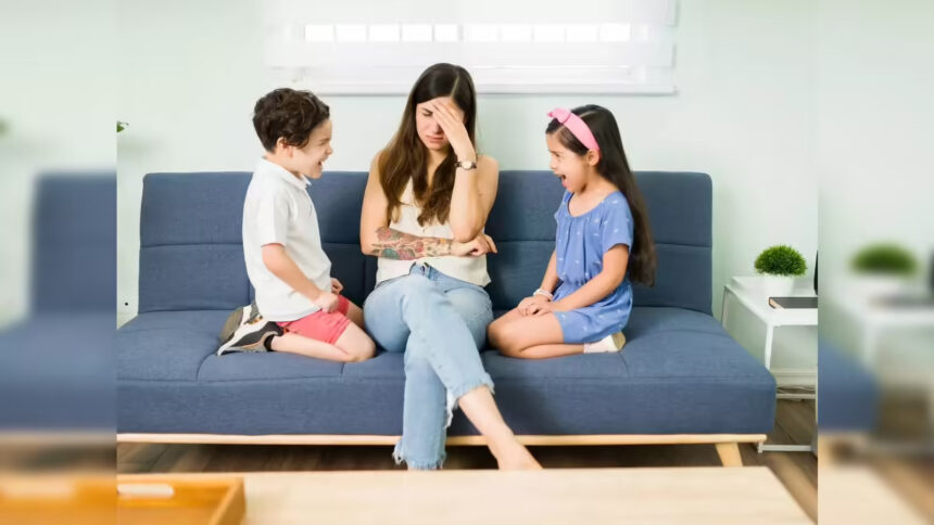 ऑफिस से लौटकर बच्चे के साथ समय बिताती एक कामकाजी माँ, काम और परिवार के बीच संतुलन दर्शाती हुई।