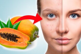 पपीता फेस पैक लगाती हुई महिला, प्राकृतिक स्किन केयर से चेहरे पर नेचुरल ग्लो