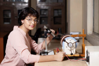 आत्मविश्वास से मुस्कुराती महिला अपने हुनर और रचनात्मकता को व्यक्त करती हुई