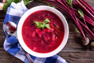 गरमागरम पालक और चुकंदर का हेल्दी सूप, जिसे सर्दियों में सेहत और गर्माहट के लिए परोसा गया है