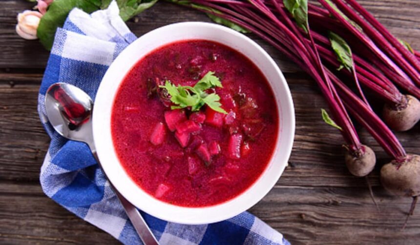 गरमागरम पालक और चुकंदर का हेल्दी सूप, जिसे सर्दियों में सेहत और गर्माहट के लिए परोसा गया है