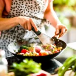 महिला रसोई में स्मार्ट प्लानिंग के साथ रोज़ का खाना बनाते हुए