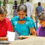 आत्मनिर्भर महिला आत्मविश्वास और संतुलित जीवनशैली के साथ आगे बढ़ती हुई