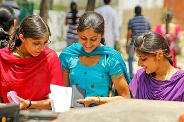 आत्मनिर्भर महिला आत्मविश्वास और संतुलित जीवनशैली के साथ आगे बढ़ती हुई